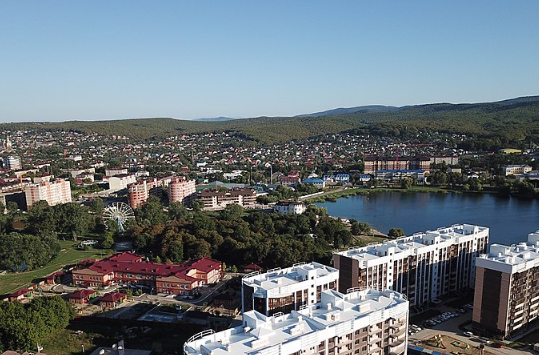 Жители Горячего Ключа пожаловались на вонь из-за справляющих нужду туристов