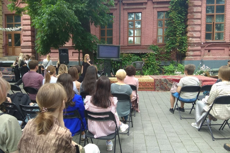 Культура чтения, творческие мастер-классы и нуар: во Владивостоке стартовал “Книжный пикник”