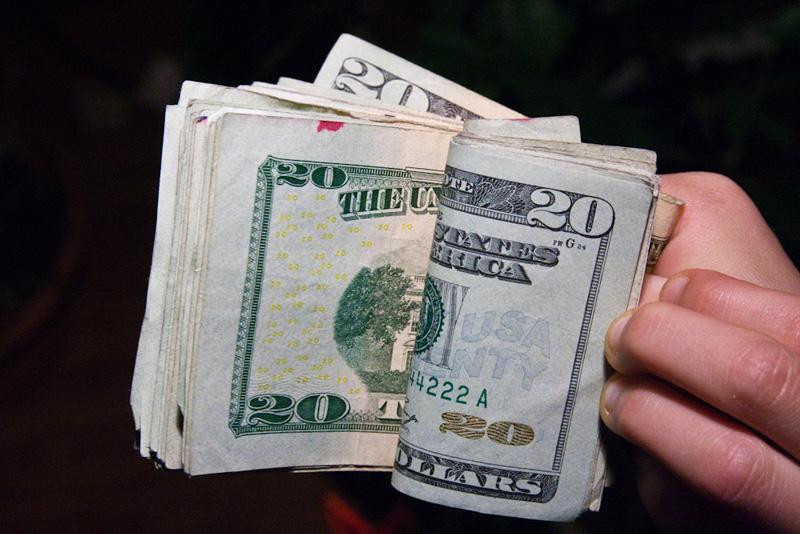 Пара доллар-рубль завершила пятничные торги легким снижением