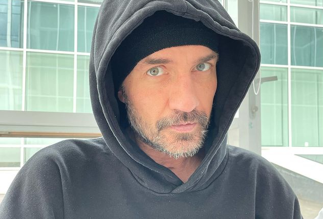 В Сети появилось видео с Романом Костомаровым за пределами больницы