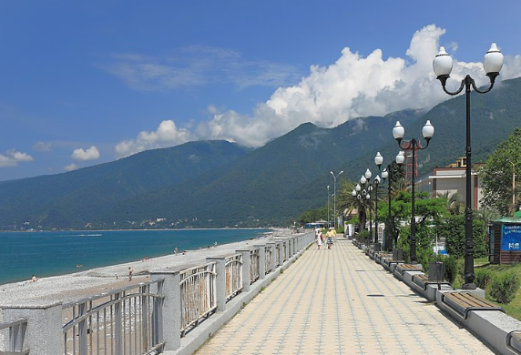 Туристов в Абхазии начали переселять из подтопленных отелей после ливней