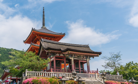 В Японии задержали 17-летнего туриста из Канады, выбившего свое имя на памятнике VIII века