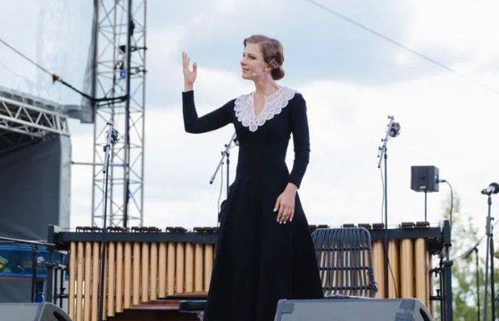 Авербух устроил фотосессию Арзамасовой в купальнике