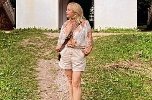 Ирина Пегова показала стройные ноги в шортах