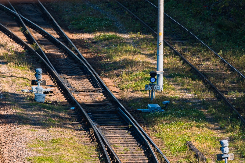 Подросток-меломан во Владивостоке мог попасть под поезд, слушая музыку и сидя на жд путях