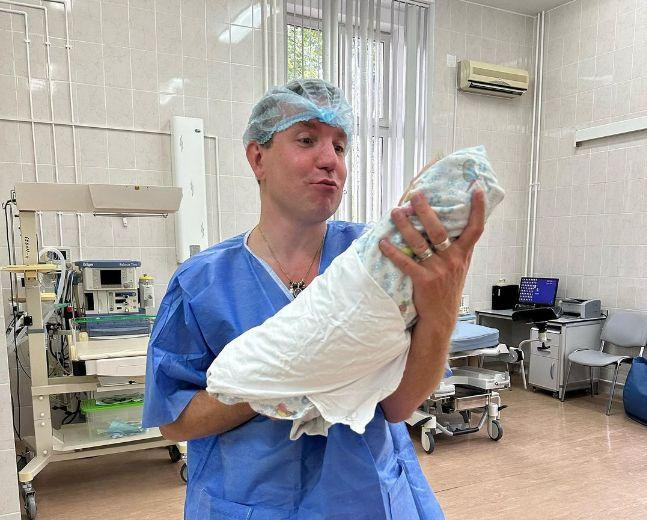 Муж Лены Катиной Дмитрий Спиридонов рассказал о самочувствии жены после родов