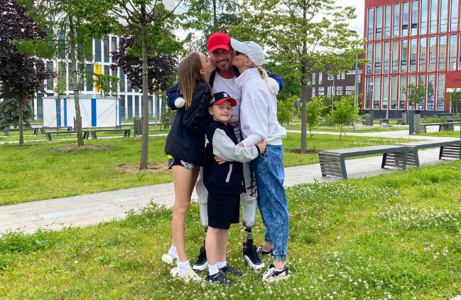 Стоящий на протезах Роман Костомаров показал трогательное фото с семьей