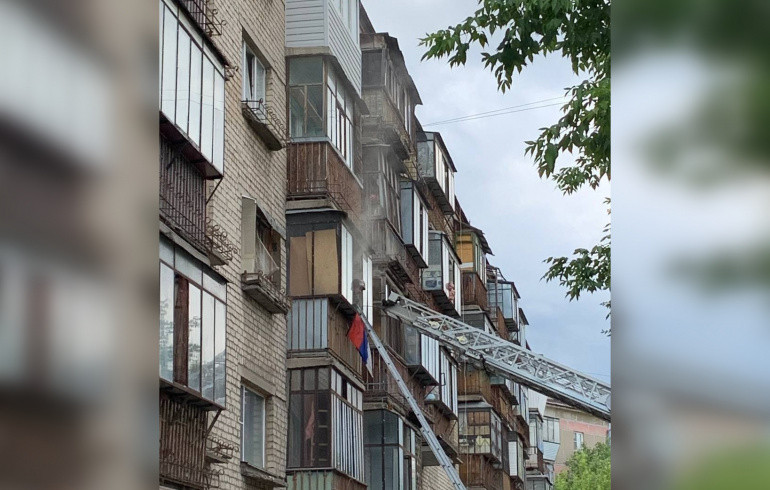 Женщину и мужчину госпитализировали с пожара в квартире магнитогорской пятиэтажки