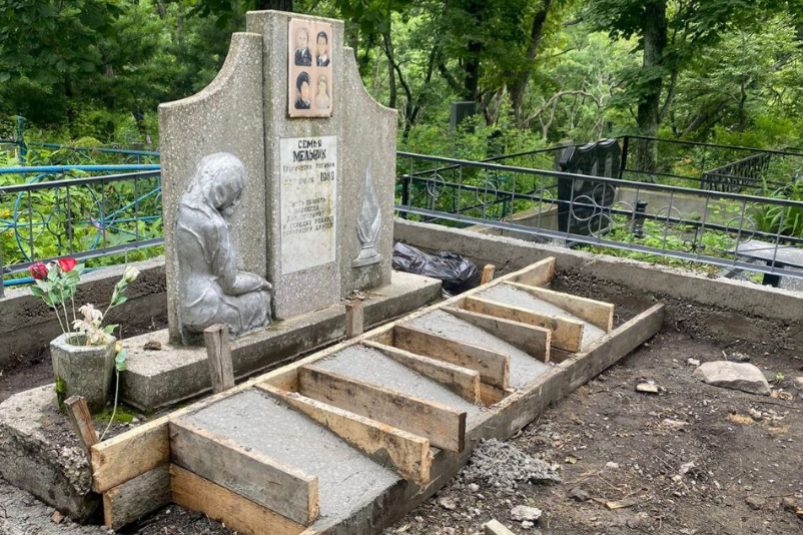 В Приморье реставрируют захоронение семьи, погибшей в громком ДТП с вертолётом