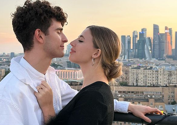 Анна Покров намекнула, что снимается в российской адаптации "Постучись в мою дверь"