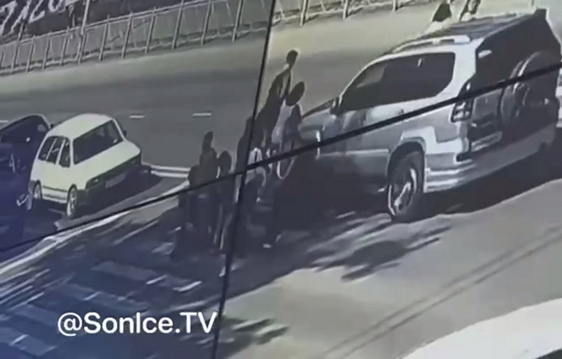 Внедорожник протаранил людей на пешеходном переходе в Южно-Сахалинске, погиб ребенок