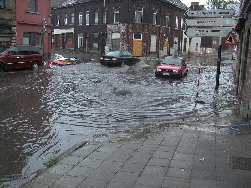 Мужчина проплыл на надувной лодке в Москве по затопленным улицам