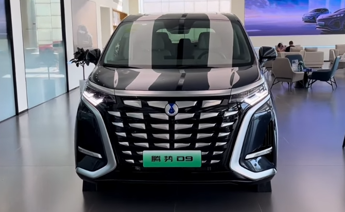 Эксклюзивный минивэн Denza D9 DM-i с 7 экранами поступит в продажу уже 5 августа