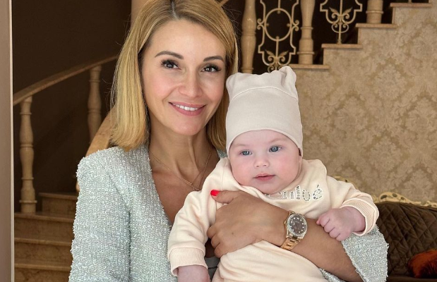 Ольга Орлова разрешила няне целовать новорожденную дочь