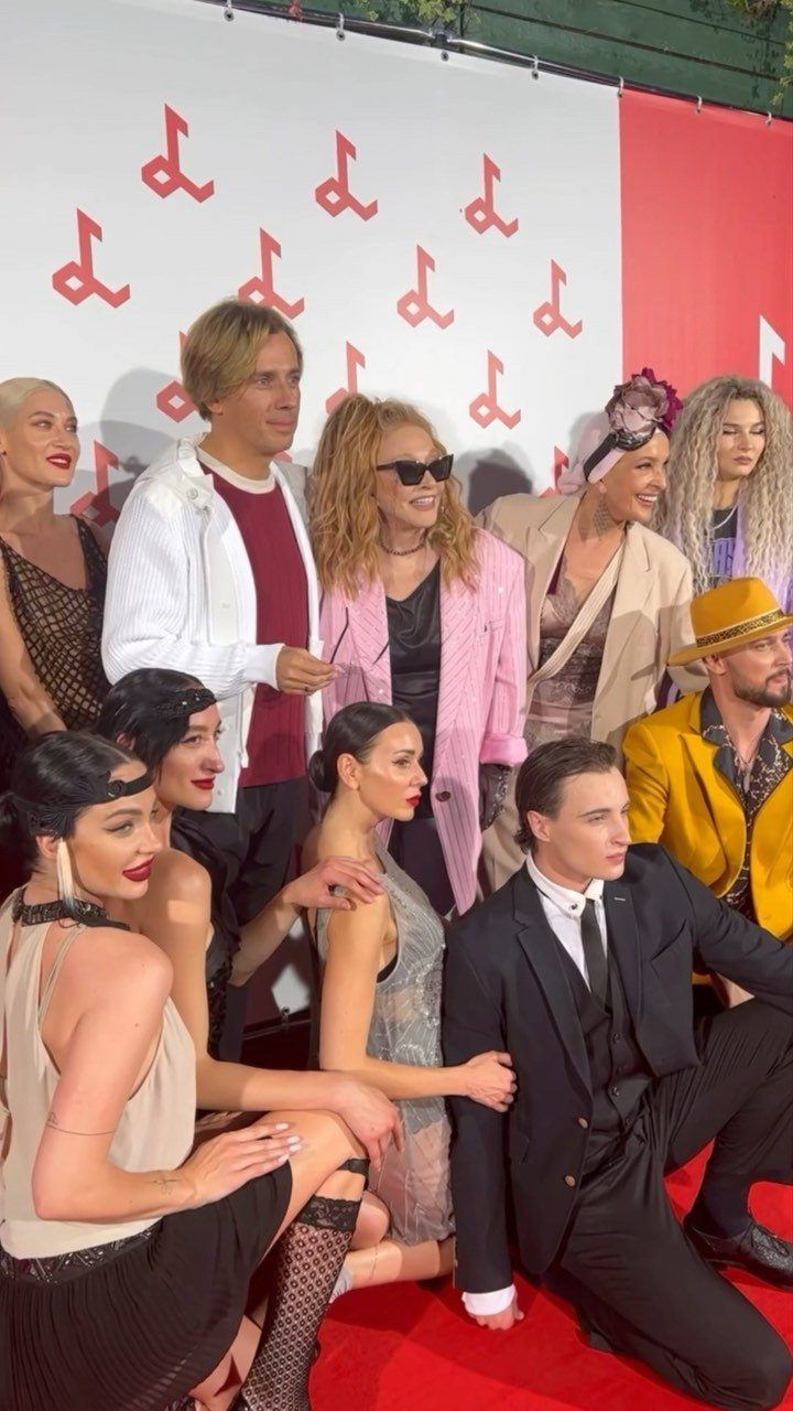 Участвовавшие в фестивале Вайкуле артисты не смогут вернуться в Россию