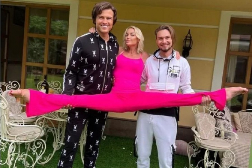 Анастасия Волочкова похвасталась шпагатом на руках у Шаляпина и его друга