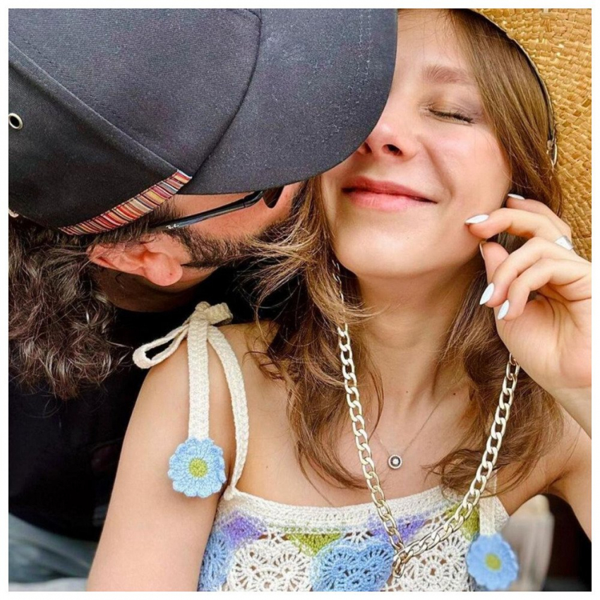 Актриса Лиза Арзамасова показала, как целуется с мужем на новом фото