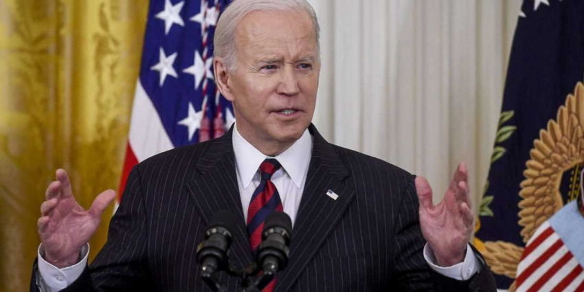 Байден с пиццей в руках попал в объектив камеры на встрече с солдатами в Польше