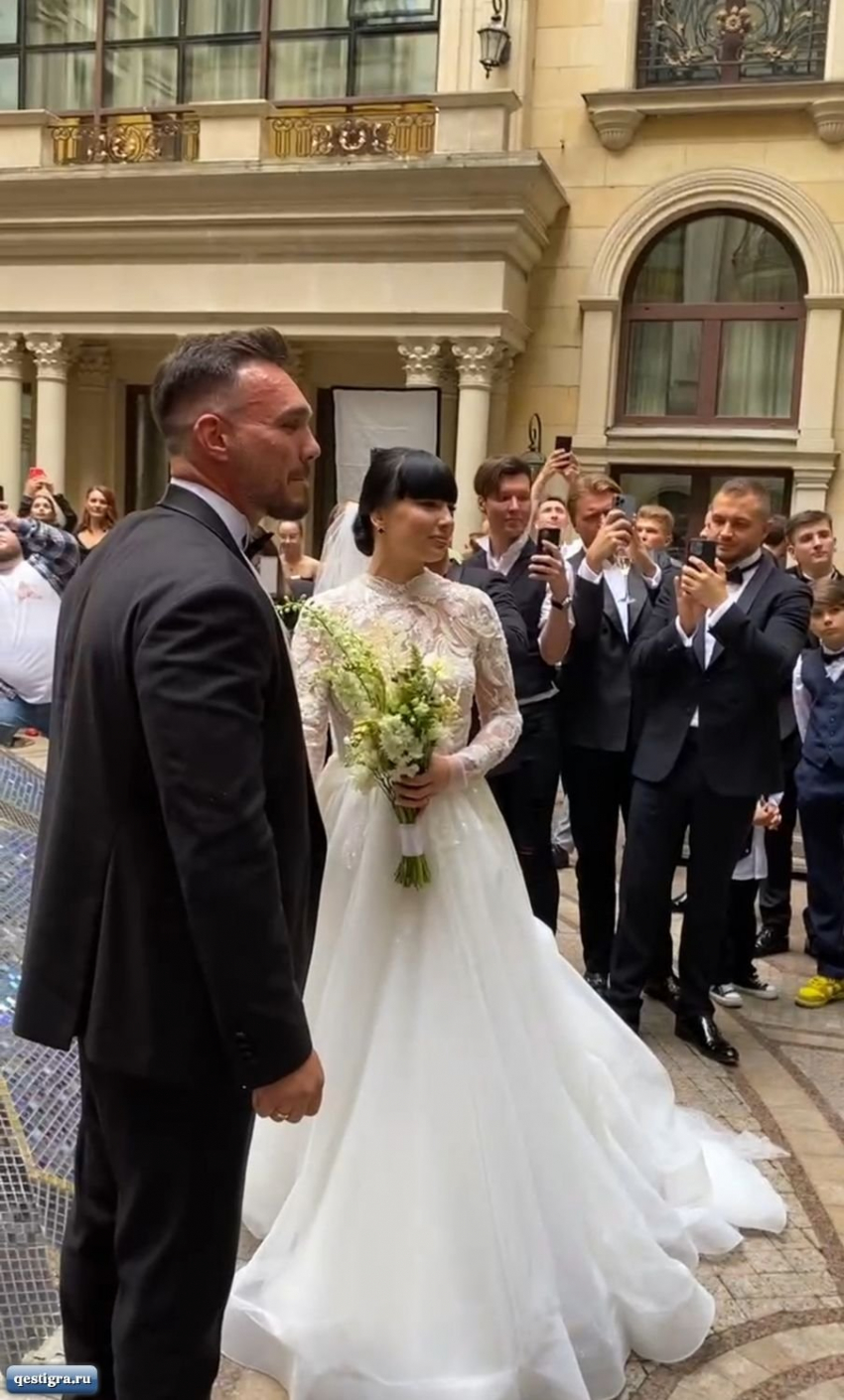 В Сети появились кадры со свадьбы звезды «Дома-2» Ермолаевой с ведущим Филиппом Киркоровым