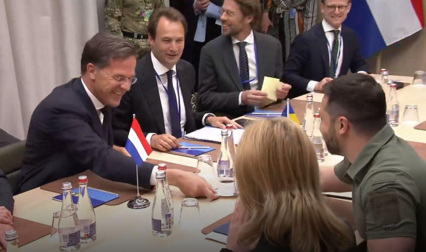 Премьер Нидерландов Рютте публично отказался от кофе Зеленского