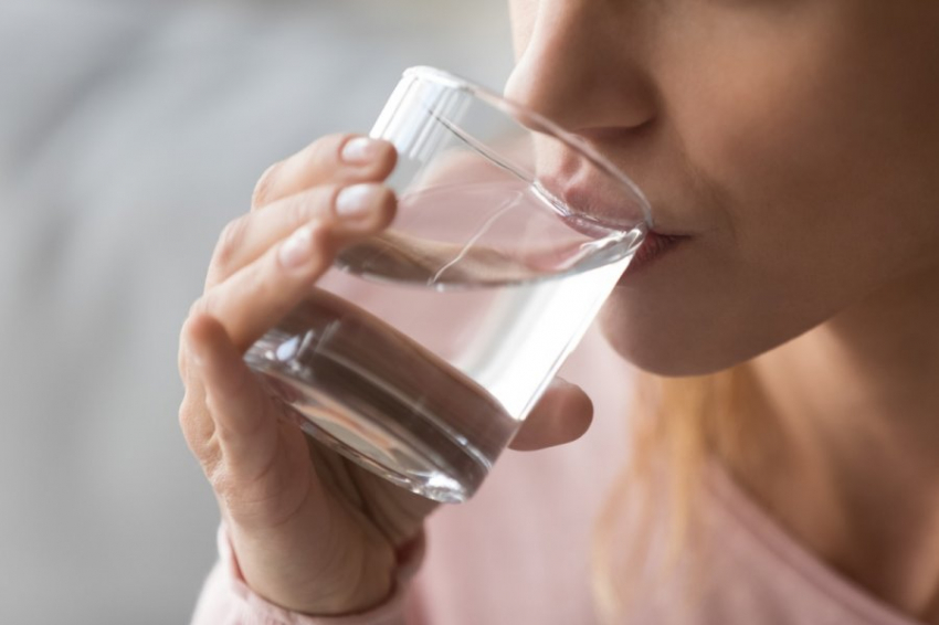 Диетолог РФ Соломатина: чрезмерное употребление воды может повысить давление