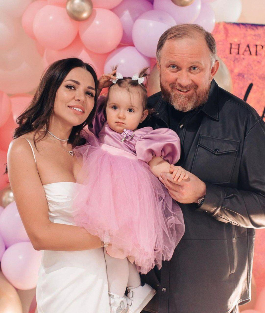 Жена Константина Ивлева рассказала, почему они уехали в отпуск без детей