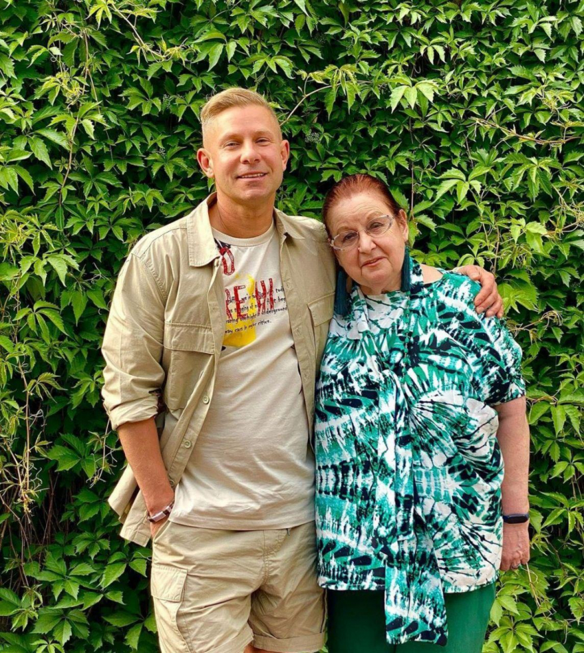 Митя Фомин каждый день общается со своей 81-летней матерью