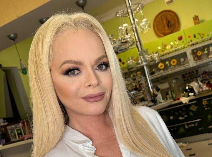 Лариса Долина путешествует с холодильником дочери