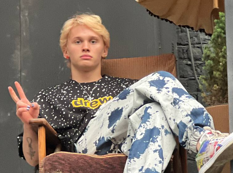 Даня Милохин после переезда в Дубай продолжает зарабатывать в России