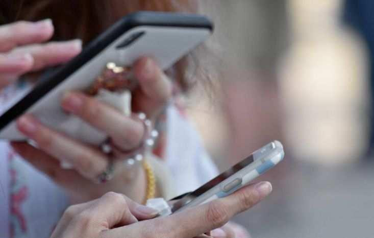 В Apple назвали главным минусом съемных батарей iPhone плохую водостойкость