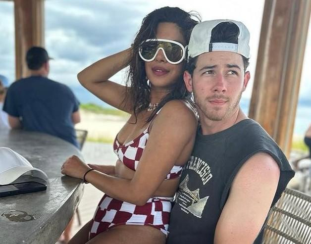 Певец Ник Джонас поделился фото с отпуска с женой Приянкой Чопрой в купальнике