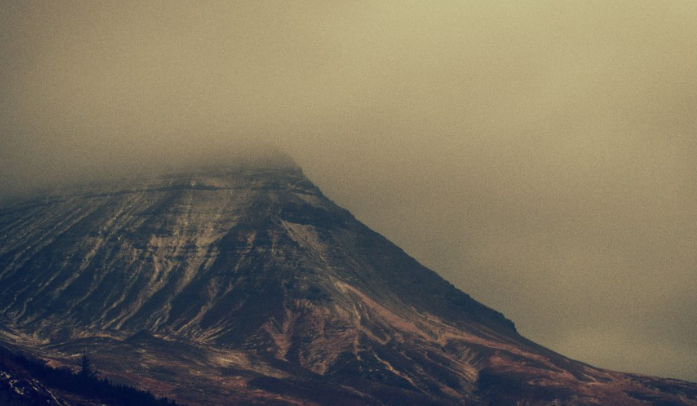 Вулкан Эбеко на Парамушире активизировался и выбросил пепел на 3 километра над уровнем моря