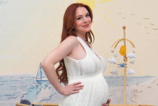 Линдси Лохан похвасталась фигурой через две недели после родов