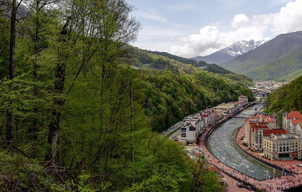 Сотни туристов застряли в горах Сочи из-за поломки канатной дороги