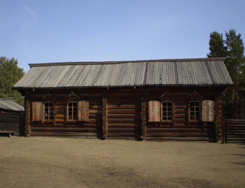 Богатым российским туристам предлагают почувствовать себя «крепостным» в рамках «избинга»