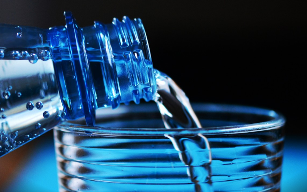 Врач Забелина предупредила об опасности избыточного питья в жару