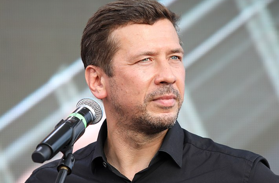 Актер Андрей Мерзликин улетел из России вместе с семьей