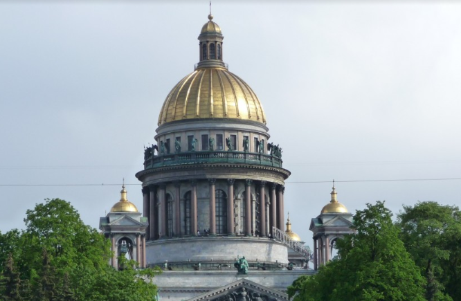 Петербург встретил уникальное оптическое явление