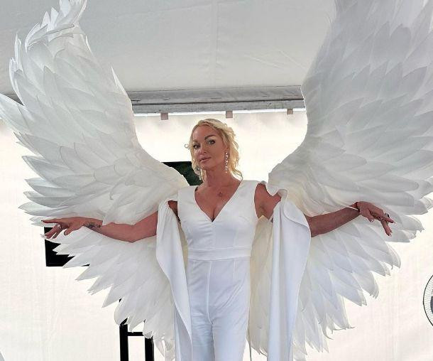 Анастасия Волочкова положительно относится к секонд-хенду и обычно не пользуется услугами визажистов