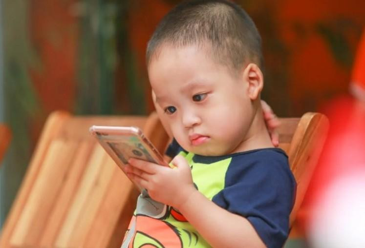 Психолог Кес рассказала, почему ребёнку нужно купить смартфон не раньше 12-13 лет