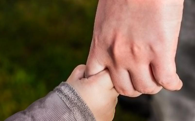 В Миассе прохожие обнаружили на улице несовершеннолетних детей без родителей