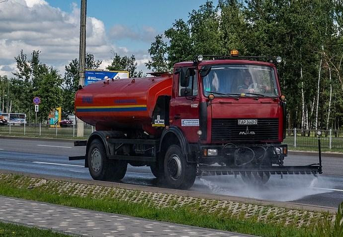 Вице-мэр Москвы Бирюков объяснил причину полива улиц каждые два часа