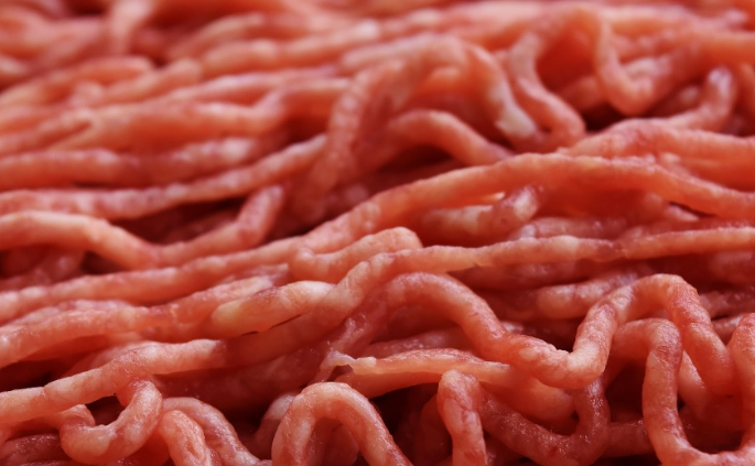 Диетолог Соломатина назвала способ самостоятельно найти бактерии в фарше