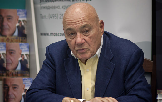 Владимир Познер засветился в Италии в мятой рубахе