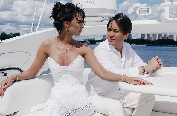 Жена звездного хирурга Хайдарова боится быть «разрезанной» по возвращении в Россию