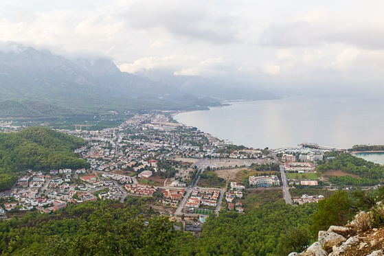Российские дипломаты помогли выселенным в Анталье детям вернуться домой