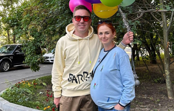 Муж Лены Катиной впервые показал лицо новорожденного сына певицы