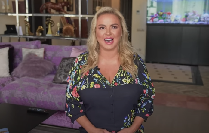 Анна Семенович выполнила обещание показать свою квартиру