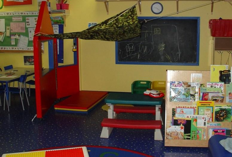 В Екатеринбурге мужчина в трусах каждый день разгуливает около детского сада