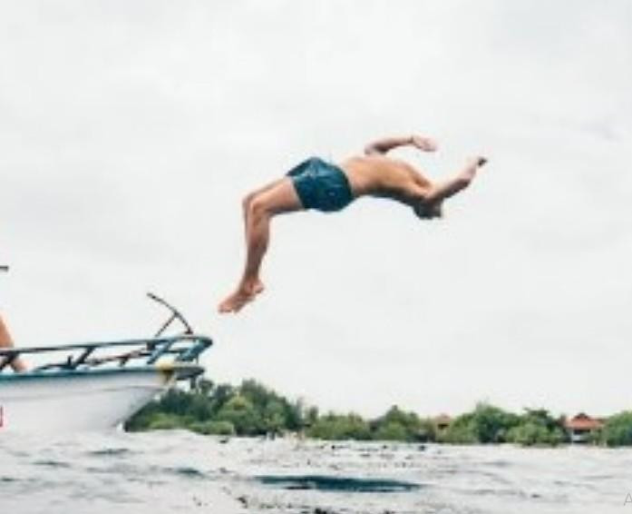 Турист из Великобритании на отдыхе в Турции сделал сальто с яхты и разорвал губу